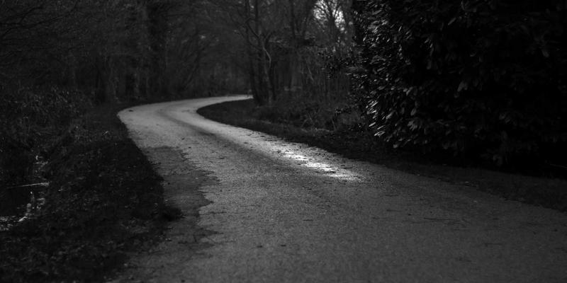 汽车电瓶终极选择指南：启停专用、AGM与EFB技术深度解析，附延长寿命的充电秘籍